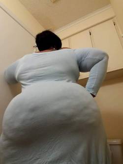 ssbbwcaliway:  vinny2007:  She’s getting ready to sit her bare