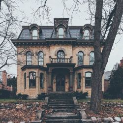 tisnearhalloween: Victorian homes perfect for Halloween. 🏚️👻