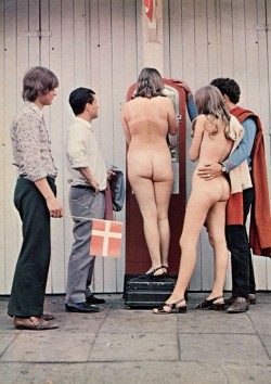 I just love this pic. The guys offer to strip and hold the women&rsquo;s clothes while they weigh themselves.