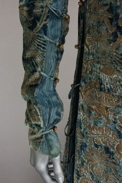 fawnvelveteen:    Gown detail showing the Fortuny pleats almost