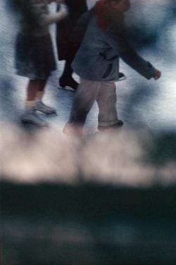 casadabiqueira:  Ice skaters  Saul Leiter, c. 1949