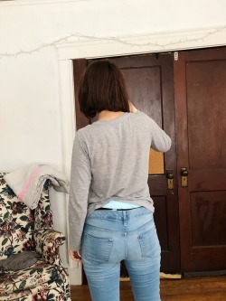 bbabybbear:  How to hide a diaper under your jeans: distract