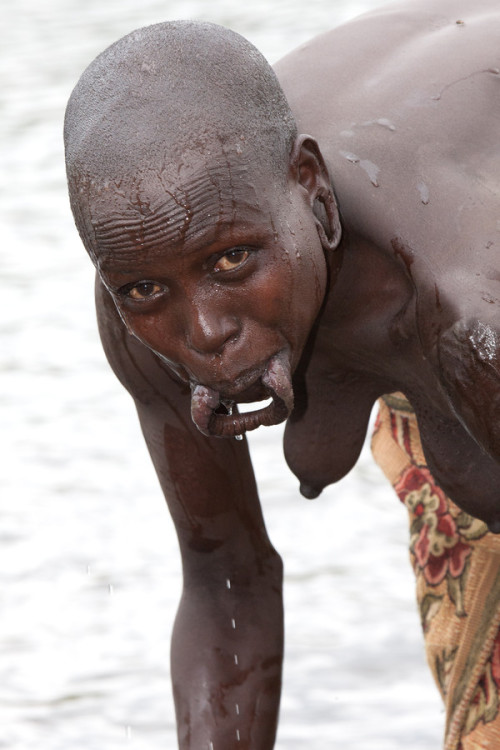 megaosmar:  rbortf: The girl from the Surma tribe. Ethiopia by osz5flpn2d   ☠   