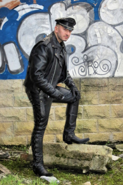 bootedcowboys:  Great outfit.. Better even: the boots!