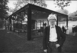 hvidt:Andy Warhol at Philip Johnson’s glass house