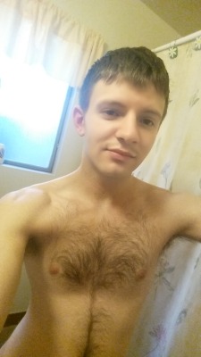 talldorkandhairy:  hairypo:  Hung dude with some sexy fluff 