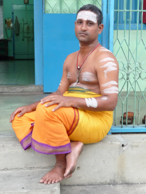 arjuna-vallabha:  A shaiva devotee in traditional clothes 
