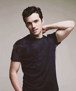 kiingsss:  Ian (smokin’ hot) harding na We Heart It.  Looking