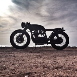 racecafe:  seaweedandgravel:  @imfreakinugly ‘s cb550 (at Swami’s