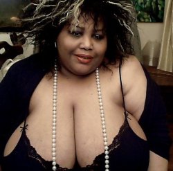 hugeheavytits:  This is my kind of woman - mature with enormous