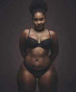jehovahhthickness:  Her waist is life   yum~ <3 u<3