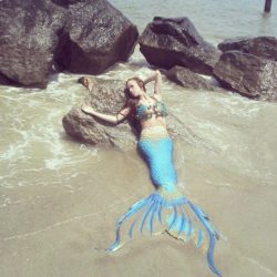 themermaidnyc:  How to stay cool, Mermaid Edition.