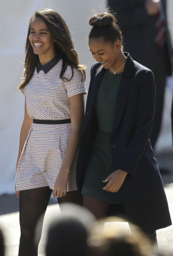 accras:Obama daughters Sasha & Malia arriving at Maxwell