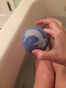 thatssoelementary:  Lush bath bombs make me happy 