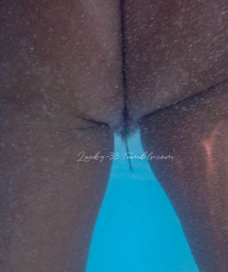 Jan 2018BahamasAn underwater view of her jewelry, from behind.