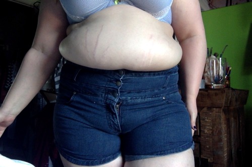 pudgebelly:  This is my encourager/feedee trying on some shorts she says fit fine just last summer. You know, before she started talking to me and has since gained almost 50 pounds in a year… Show her some love, she’s so wonderful she deserves all