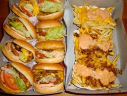 yummyfoooooood:  Cheeseburgers & Chili Cheese Fries   Those