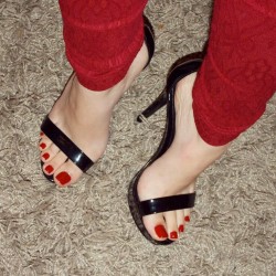 crazysexytoes:  Absolutely perfect red toes 