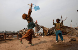troposphera:  Lahore, Pakistan: Girls try to fly their kite Photograph: