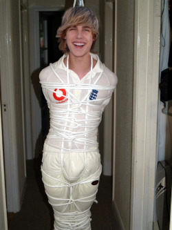 kinky-pig:  twinktop:  I like the new England cricket kit ;)