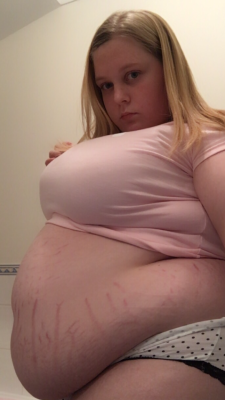 chubbypuppy:why cant i always be this full!! Bigger girls do