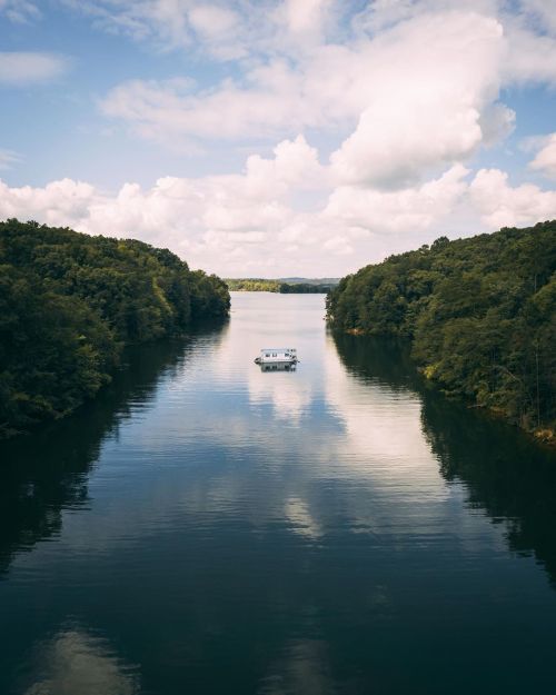 utwo:  Tiny Houseboat Fort Louden LakeTennessee River© L.Kelly