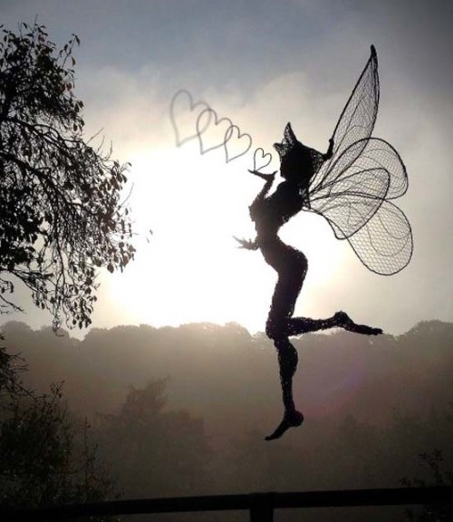 Whimsical creativity (the beautiful twisted-wire sculptures of Robin Wright of FantasyWire.co.uk)