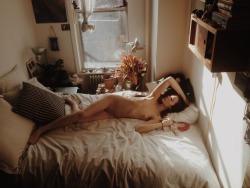 bunnyjennyphotos:  lisa in her beautiful room 