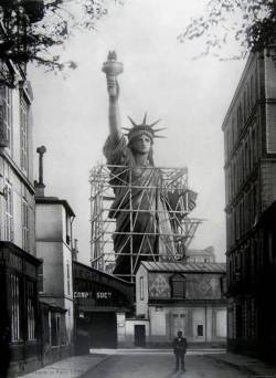 historicaltimes:  Statue of Liberty towering over Paris just