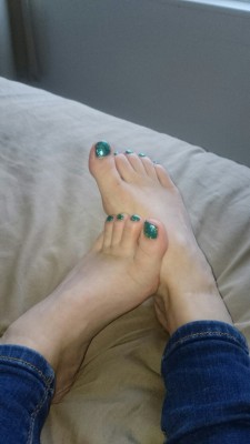 ircuckcpl:  Freshly painted toe nails… Would look great wrapped
