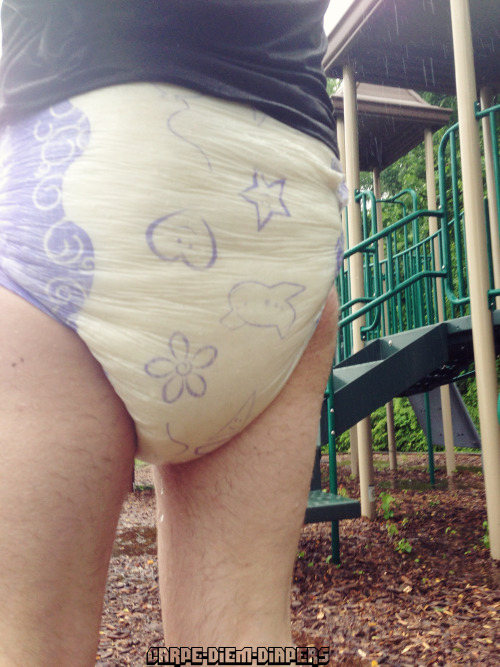 carpe-diem-diapers:  Playtime at the park!! I woke up all soggy and had to double up and head to my local park. Before this, I actually went swimming in the ocean with my padding on. ^////^ 