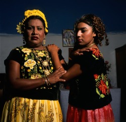 a-heart-made-of-glass:latino-diversity:The Muxes of Juchitán Juchitán