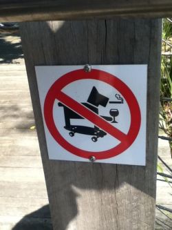 astudyiniero:  wighthound:  luvzi12:  This sign is supposed to