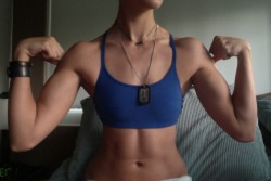 fitinlove:  Look at those guns! And abs. Amaze 