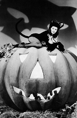 gravesandghouls:  Old Hollywood Pin-ups Row one-Yvonne De Carlo,