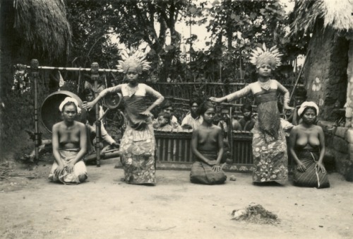 Via Collectie P.F. ValoisKitty’s picturebook from her trip “Bandoeng-Soerabaja-Bali. Balireis 1939. Ned-Indië  Balinese dance performance  