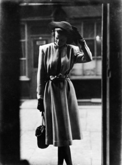 gallarda:  Norman Parkinson  Fashion study in doorway. March,1946