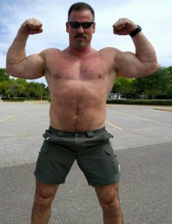 bearmuscleworship:  Hey daddy   My kind of man - WOOF