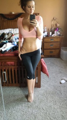 fuck-yoga-pants:  Bedroom selfie