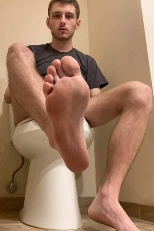 whitemalefeet:“Don’t mind me” ;)