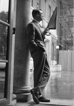 summers-in-hollywood:  Cary Grant taking shelter from the rain,