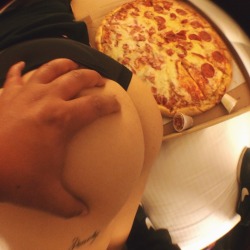 daddysfilth:  Ass and pizza! Perfect night! 