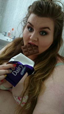 chubbachubme:  Just enjoying some oreo chocolate yum yum!! 