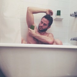 asleepylioness:  the-dirty-doll:  YES  Rub-a-dub-dub hot man