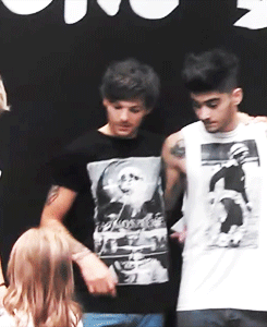 cantgetnoworseee: Louis copying a little girl after Niall asks