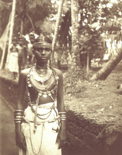 arjuna-vallabha:  Malayalee young woman മലബാറിലെ ഒരു നായര്‍സ്ത്രീ. 1914. 