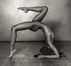 ebonynudes: Viola flexible ebony babe with dreads