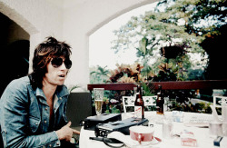 itsonlyrollingstones:  Keith Richards of the Rolling Stones getting