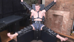 stardome01:  gaybondageboys:  Spread out  stardome01http://www.recon.com/starry