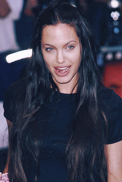 fauxhy:  supermodelgif: Angelina Jolie in London, 2000   gawdamn